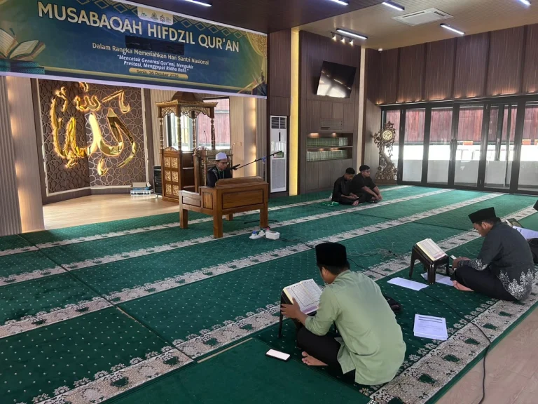 “Sepuluh pesantren se-Sulawesi Selatan mempertemukan santri-santri penghafal Al-Qur’an terbaiknya dalam Musabaqah Hifzil Quran (MHQ)
